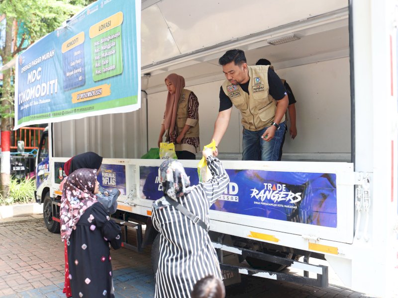 Disdag menggelar operasi pasar murah menyambut HUT ke-417 Kota Makassar.