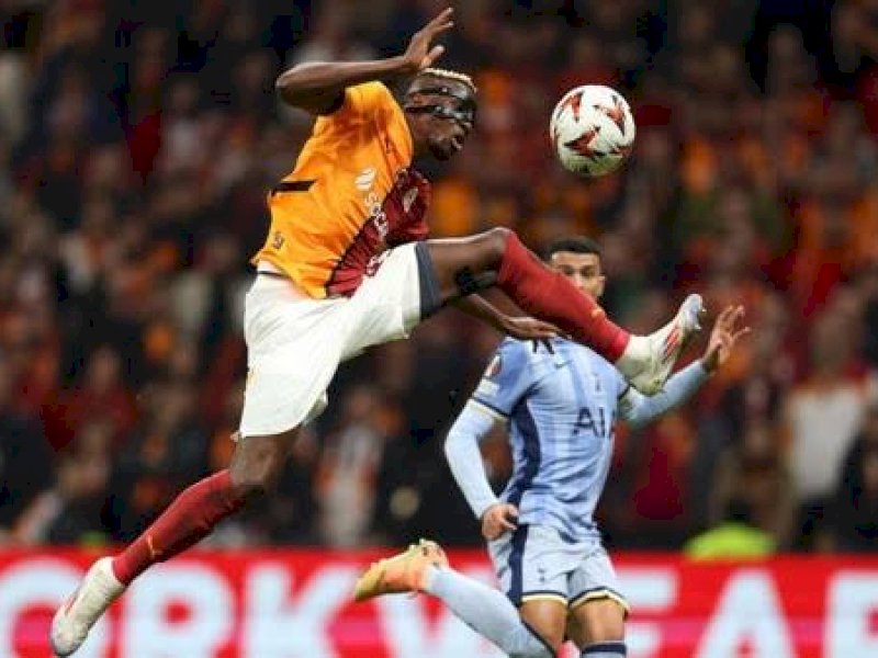 Pemain Tottenham mengontrol bola dibayangi pemain Galatasaray. (int) 