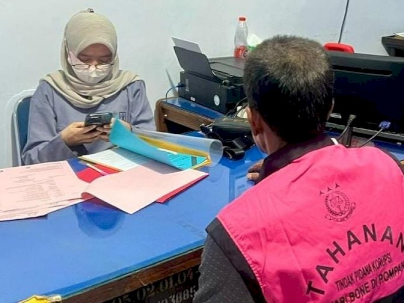 Mantan Kades Desa Laoni, N menggunakan rompi tahanan setelah ditetapkan tersangka. (Foto: IST)