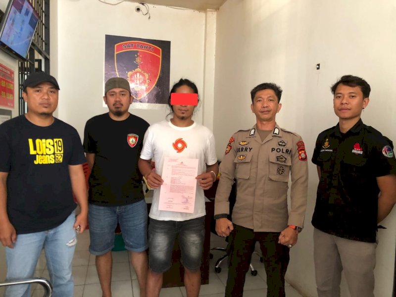 HT tersangka pengedar narkoba diapit petugas saat diamankan. 