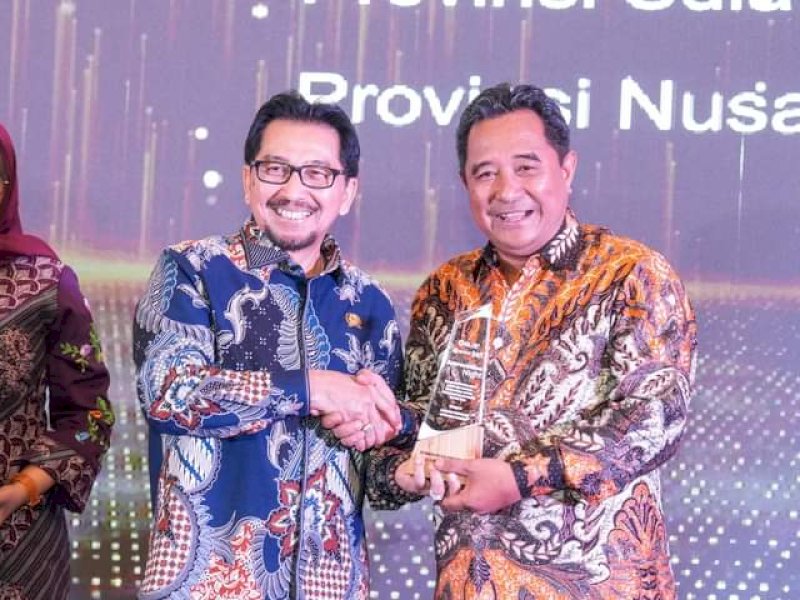 Pj Gubernur Sulbar, Bahtiar Baharuddin menerima langsung penghargaan.