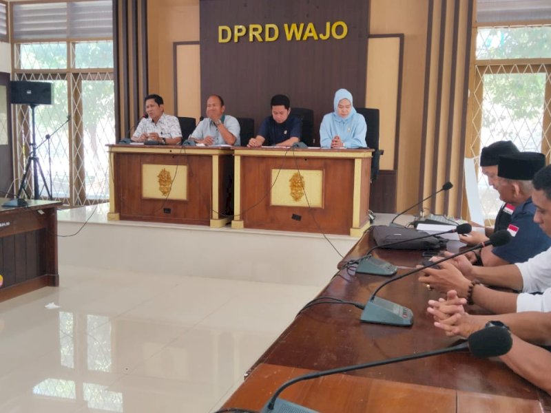 Forum Koalisi LSM dan Media Bersatu Wajo menyampaikan aspirasi masyarakat ke DPRD soal pengurusan tanah yang dipersulit di BPN. (Foto: IST)
