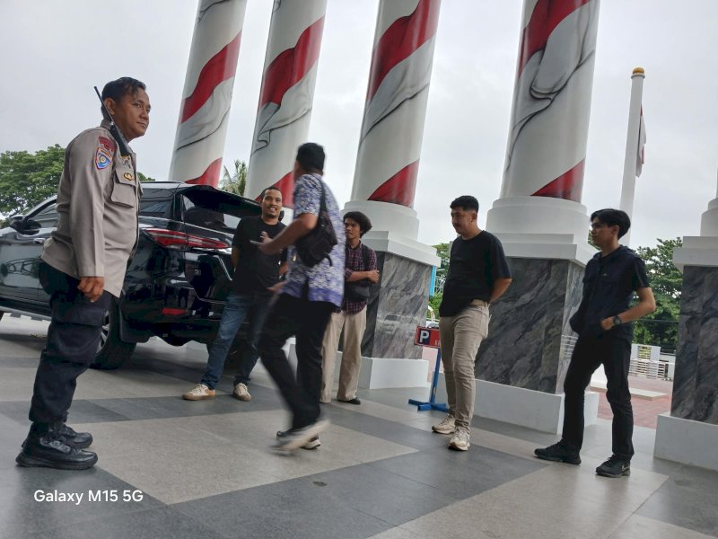 Aktikvis HMI berunjuk rasa di Kantor Kemenkumham Sulsel. 
