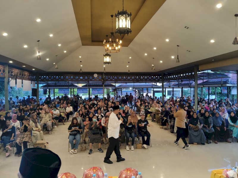 Ratusan warga Atakkae menghadiri sosialisasi pasangan PAMMASE Berlanjut.
