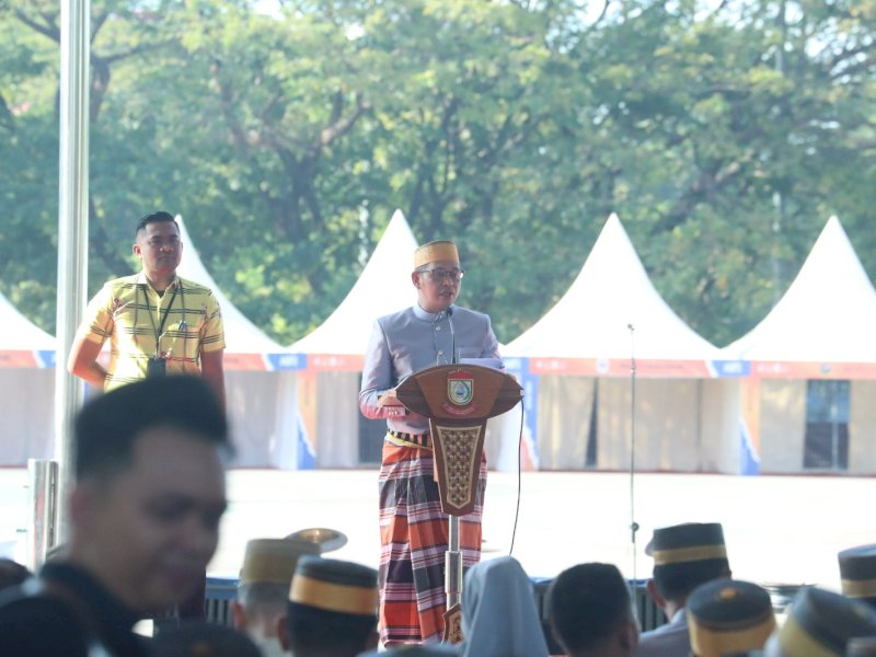 Ketua DPRD Makassar Supratman membacakan sejarah Kota Makassar pada puncak HUT Kota Makassar ke-417 di Lapangan Karebosi. 