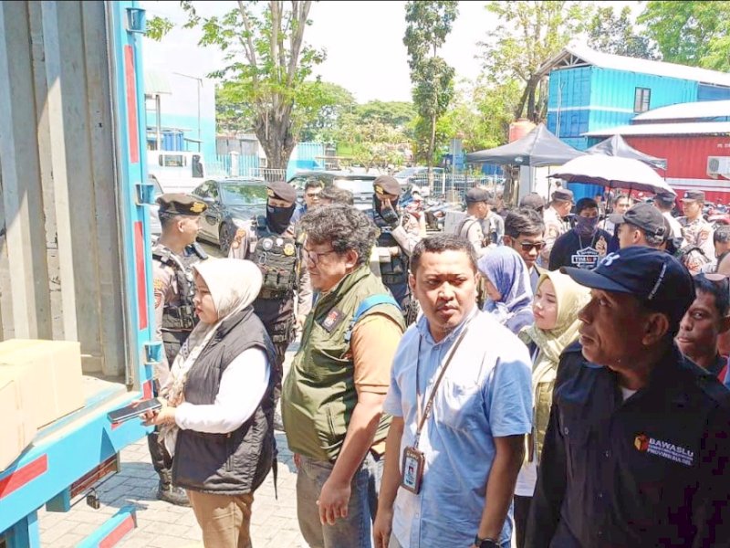 Bawaslu Bone melakukan pengawalan ketat logistik surat suara Pilkada. (Foto: IST)