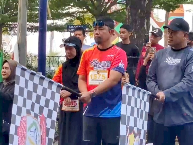 Pjs) Wali Kota Makassar, Andi Arwin Azis melepas ajang lari Kareba 10K Makassar Berlari di Anjungan Pantai Losari. 
