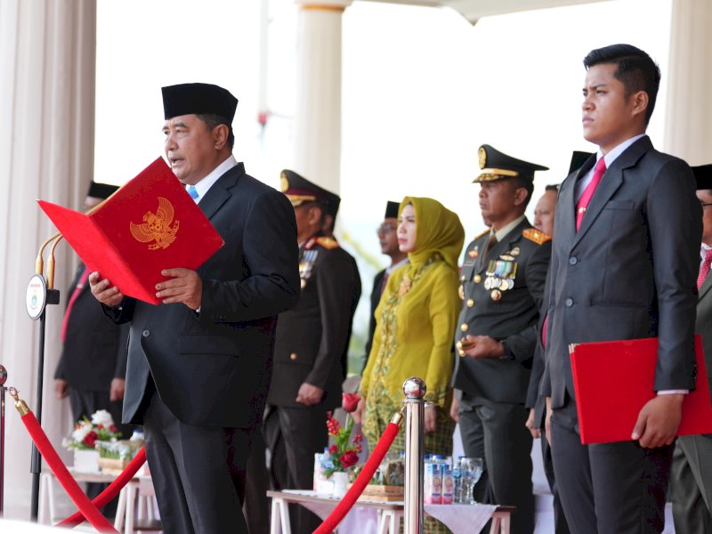 Pj Gubernur Sulawesi Barat (Sulbar) Bahtiar Baharuddin menjadi inspektur upacara pada peringatan Hari Pahlawan. 