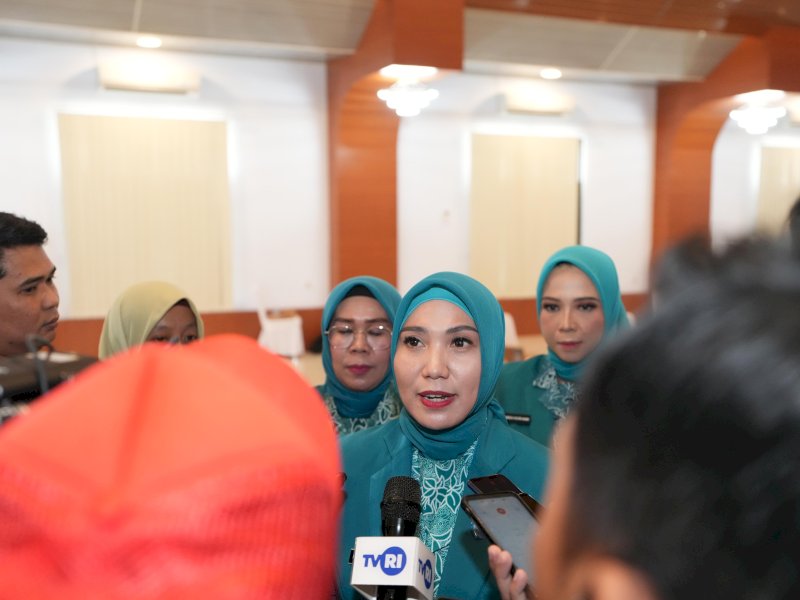 Pjs Ketua TP-PKK Sulbar, Sofha Marwah Bahtiar memberikan keterangan kepada awak media seusai melantik Pjs PKK. (Foto: IST)