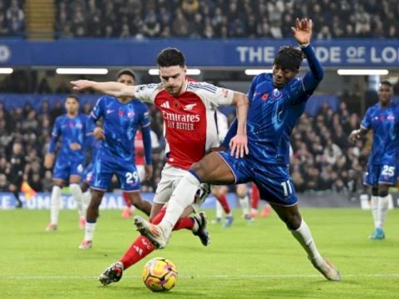 Pemain Arsenal dan Chelsea berebut bola dalam laga dini hari tadi. (int) 