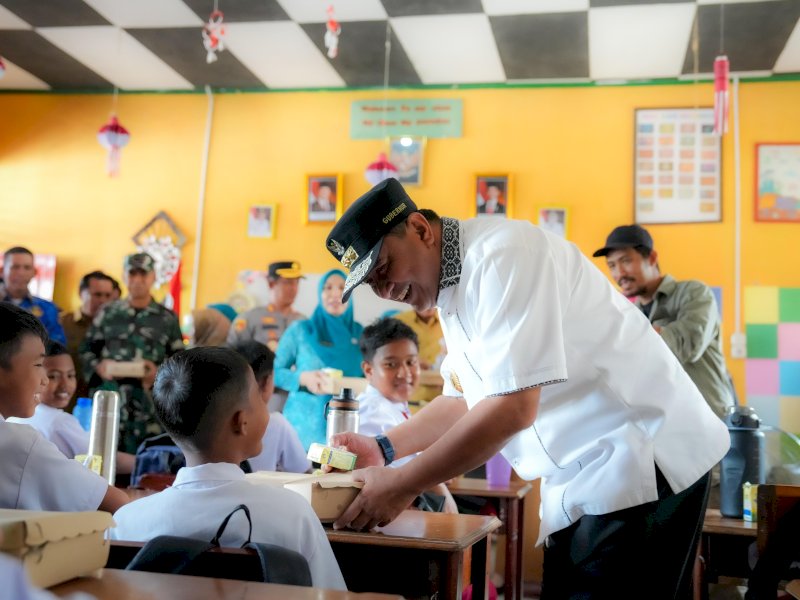 Penjabat Gubernur Sulawesi Barat Bahtiar Baharuddin melakukan uji coba program Makan Bergizi Gratis di Pasangkayu. 
