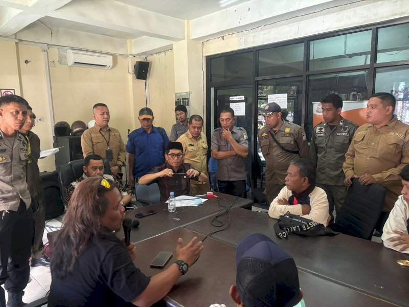Aliansi Gerakan Pemuda Mahasiswa Atlet Makassar mendatangi Gedung DPRD Makassar. 