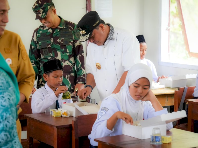 Penjabat Gubernur Sulawesi Barat Bahtiar Baharuddin melanjutkan uji coba program Makan Bergizi Gratis dalam kunjungannya ke Kabupaten Pasangkayu. 