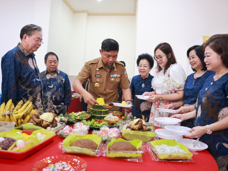 Pjs Wali Kota Makassar Andi Arwin Azis meresmikan Kantor Yayasan Sosial Sapta Mulia di Jalan Sangir, Kota Makassar. 