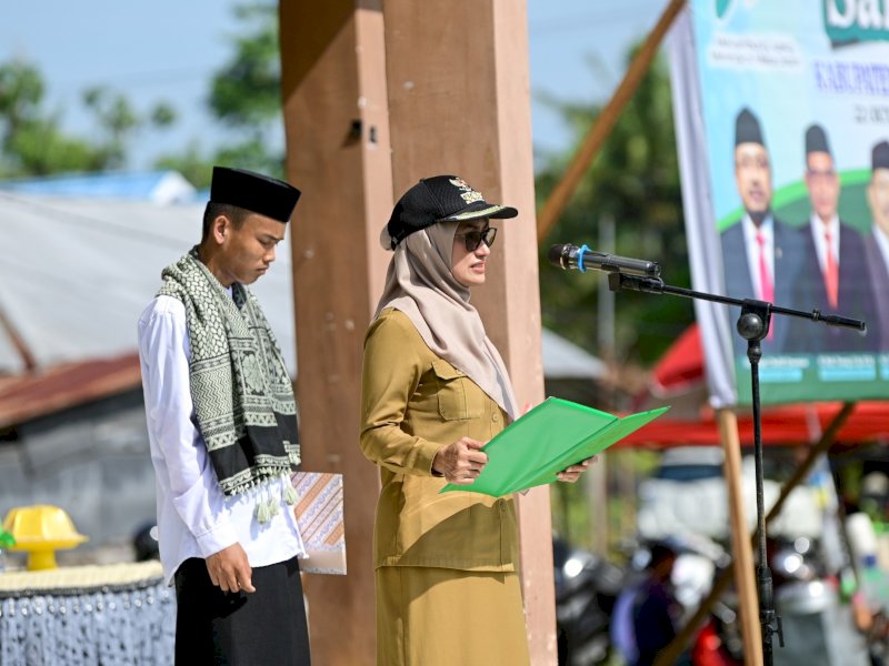 Bupati Luwu Utara, Indah Putri Indriani saat memimpin apel peringatan Hari Santri. (Foto: IST)