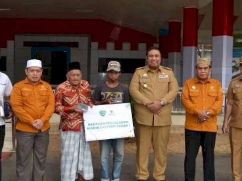 Pengentasan Kemiskinan Ekstrem, Pemkab Maros dan Baznas Salurkan Bantuan