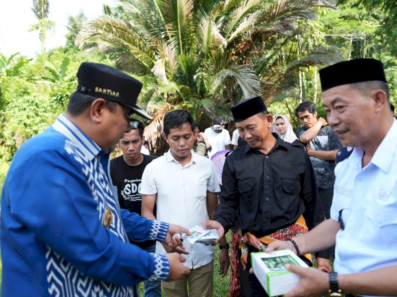 Pj Gubernur Sulbar, Bahtiar Baharuddin saat mengunjungi para petani. (Foto: IST)