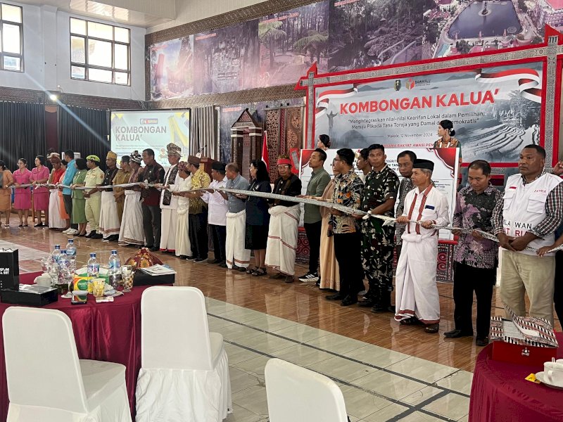 Dialog publik lewat kegiatan Kombongan Kalua' di Tana Toraja. 