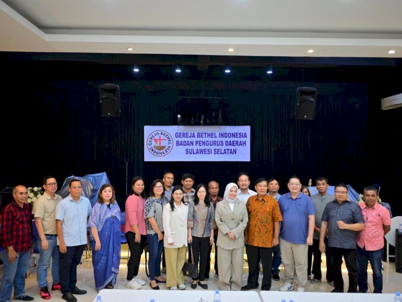 Calon wakil gubernur (cawagub) Sulsel Fatmawati Rusdi bersama pengurus GBI Sulsel. 