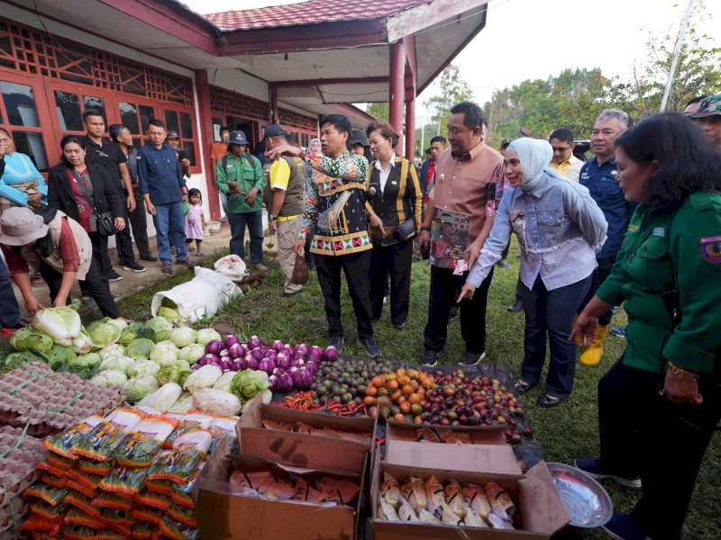 Sofha Marwah menyaksikan langsung Gerakan Pangan Murah di Kecamatan Nosu. 