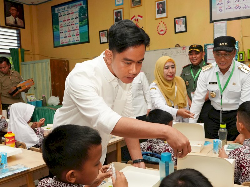 Wapres Gibran Rakabuming meninjau simulasi program makan bergizi gratis di Maros. 