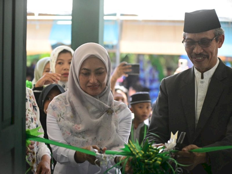 Bupati Lutra, Indah Putri menghadiri peringatan Maulid Akbar Desa Tandung. 