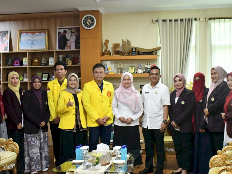 Bupati Indah menerima langsung Tim Peneliti di ruangan kerjanya. (Foto: IST)