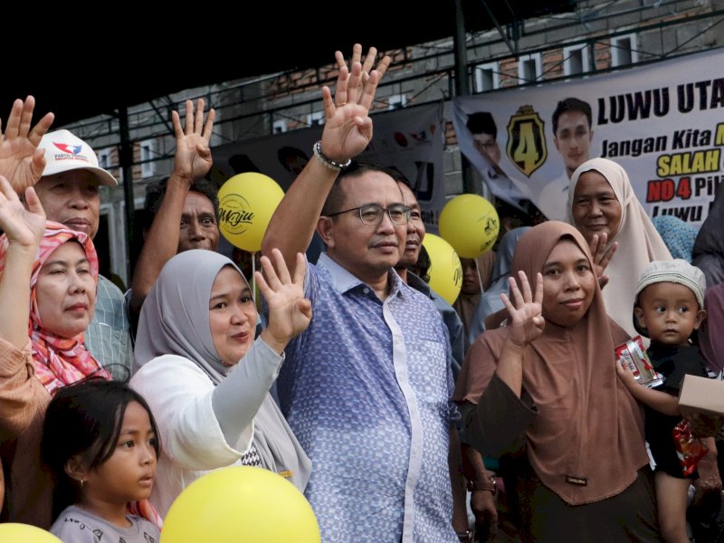 Cabup Lutra Muh Fauzi di tengah tengah para simpatisan. 