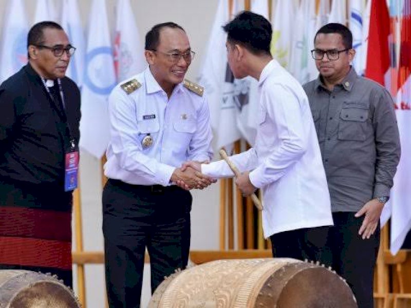 Pj Gubernur Sulsel Zudan Arief Fakhrullah menyambut Wakil Presiden (Wapres) Gibran Rakabuming. 