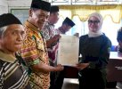 Bupati Indah Serahkan Sertifikat Tanah ke 211 Warga Kecamatan Seko