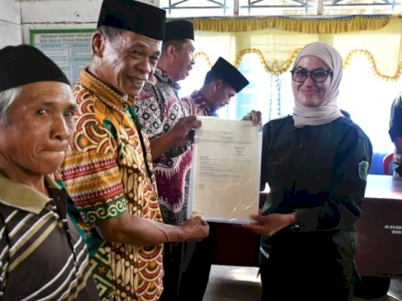 Bupati Indah Serahkan Sertifikat Tanah ke 211 Warga Kecamatan Seko