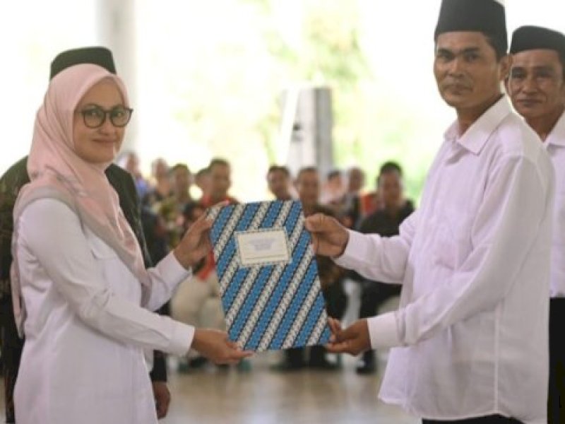 Bupati Indah Putri Serahkan SK Ratusan Anggota BPD
