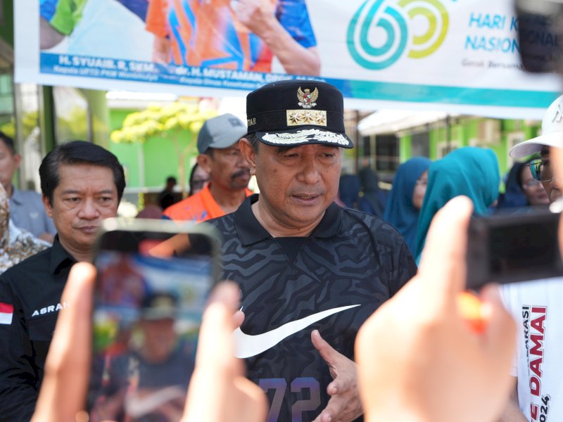 Penjabat Gubernur Sulawesi Barat Bahtiar Baharuddin memantau harga bahan pokok di Pasar Wonomulyo. 