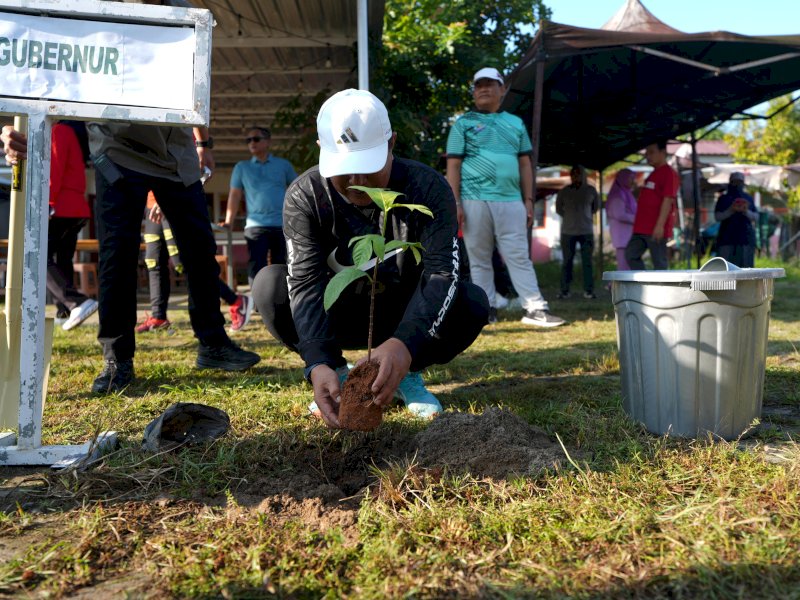 Pj Gubernur Bahtiar memimpin gerakan tanam pohon di Alun-alun. 