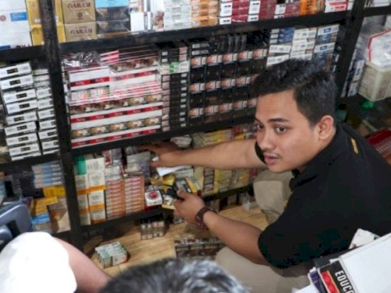 Pemkab Luwu Utara dan Bea Cukai Malili Lakukan Operasi Rokok Ilegal di Mini Market