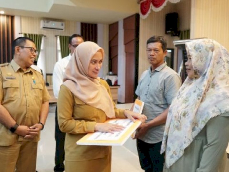 Jalin Perluasan Areal Tanam, Bupati Indah Serahkan Ratusan Alsintan ke 10 Kecamatan di Lutra