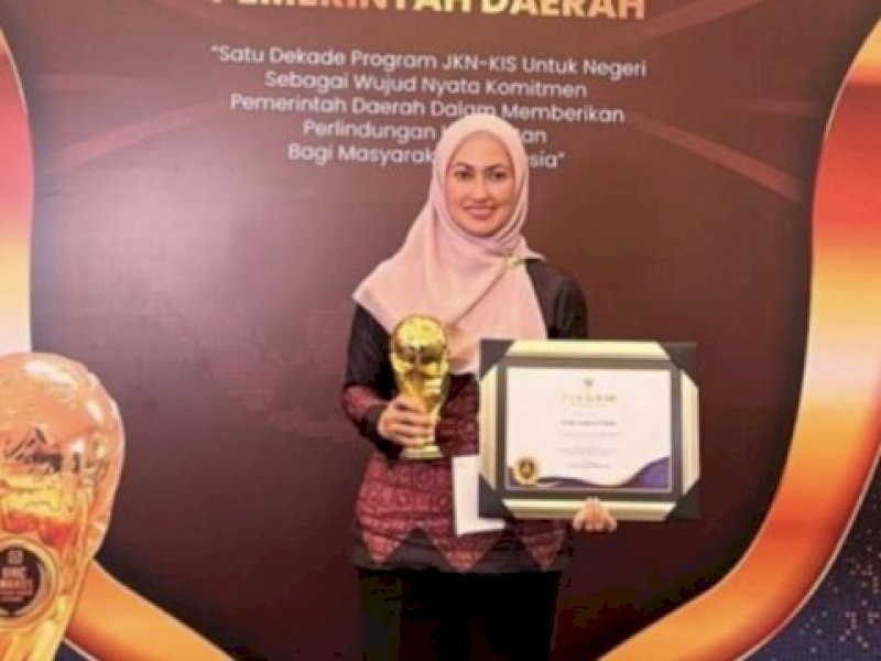 Bupati Lutra Indah Putri Terima Penghargaan Universal Health Coverage