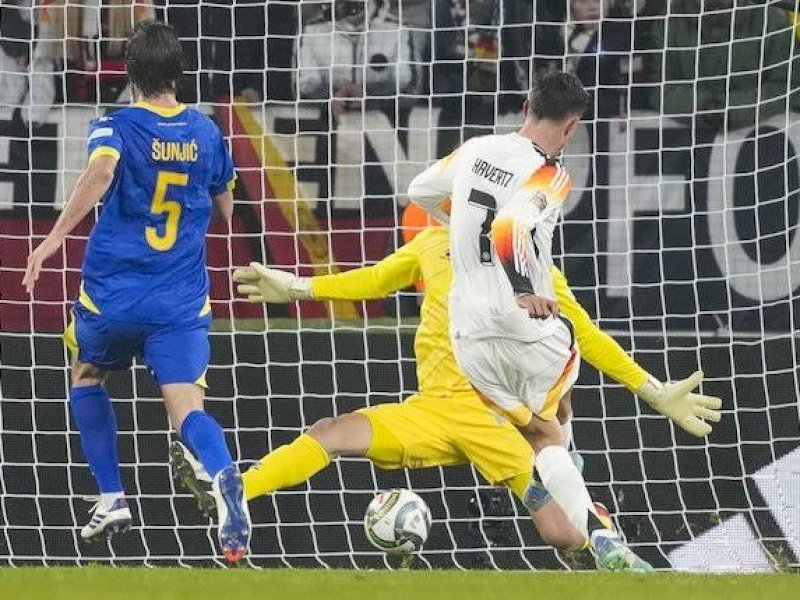 Pemain Jerman melepas tembakan kek gawang Bosnia. (int) 