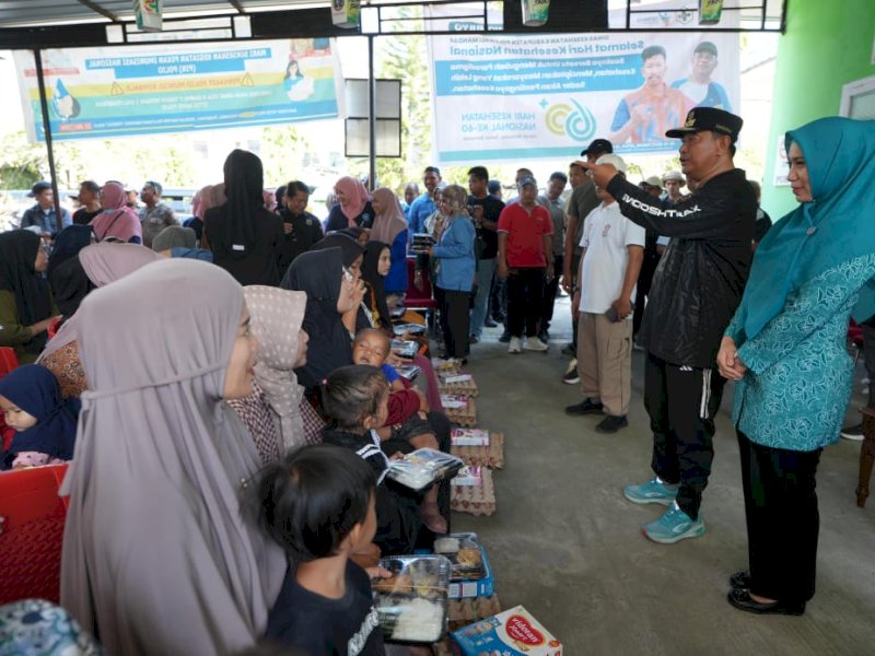 Penjabat Gubernur Sulawesi Barat Bahtiar Baharuddin menyerahkan bantuan paket makanan tambahan bergizi di UPTD PKM Wonomulyo. 