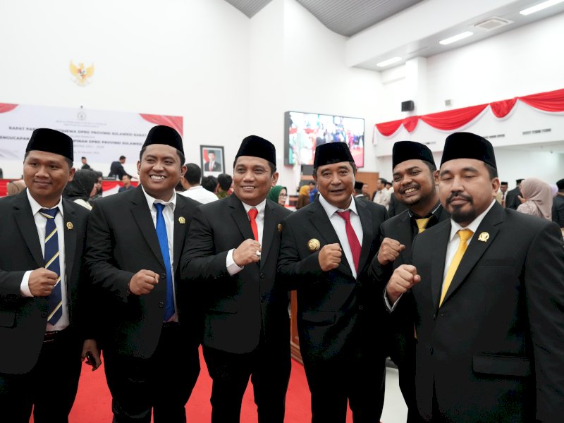 Pj Gubernur Sulbar, Bahtiar Baharuddin saat menghadiri pelantikan empat pimpinan DPRD periode 2024-2029. (Foto: IST)