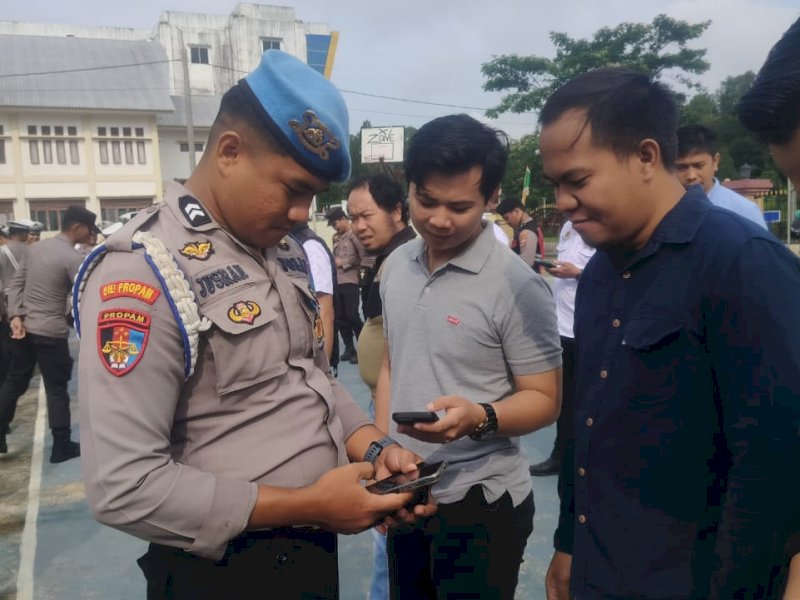 Propam memeriksa ponsel personel Polres Torut.