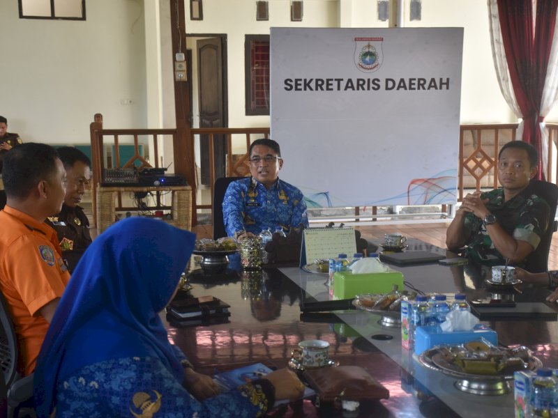 Plh Sekprov Sulbar Amujib memimpin rapat kordinasi dan evaluasi pengendalian inflasi. 