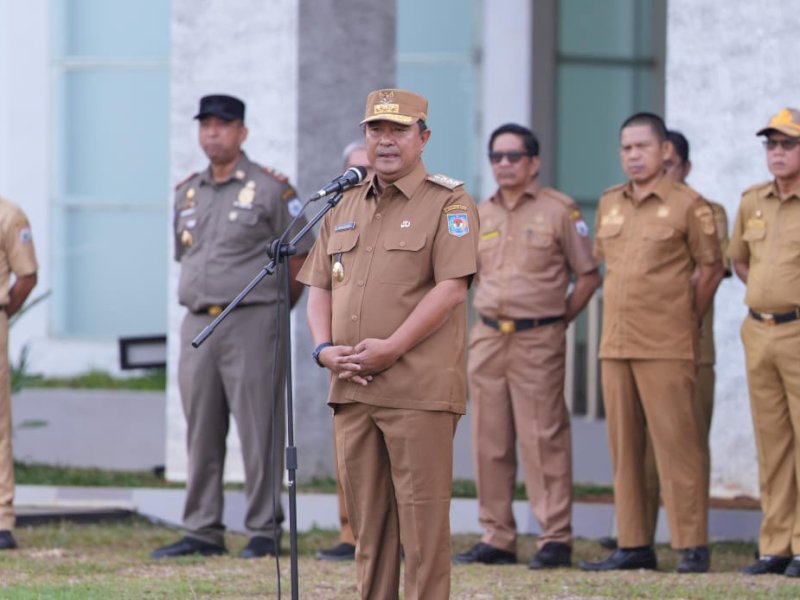 Pj Gubernur Bahtiar saat memimpin apel. 
