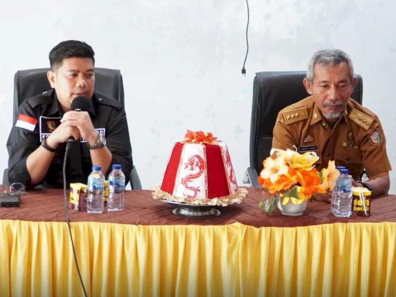 Camat Wajo, Nimrod Sembe saat menerima langsung kunjungan kerja DPRD Makassar. (Foto: IST)