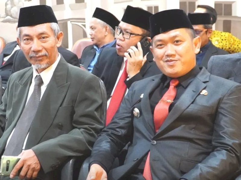 Camat Wajo sebelah kiri saat menghadiri pelantikan empat pimpinan baru DPRD Makassar periode 2024-2029.