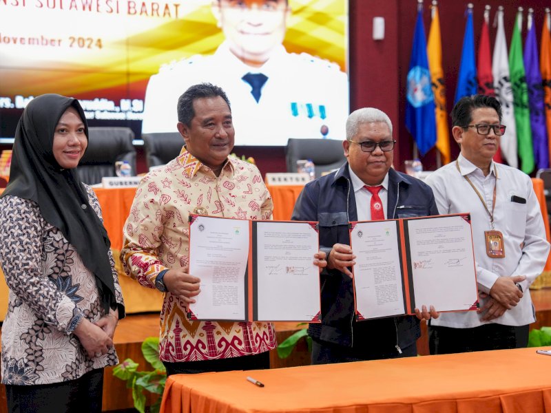 Pj Gubernur Sulbar Bahtiar Baharuddin bersama Rektor Universitas Negeri Makassar (UNM) Karta Jayadi menandatangani MoU. 