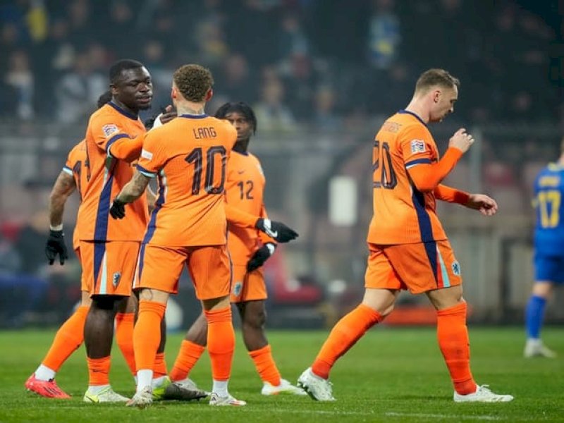 Pemain Belanda merayakan gol kek gawang Bosnia. (int) 