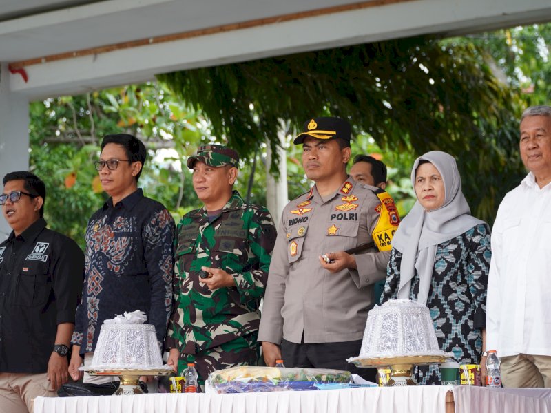 Apel siaga pengawasan masa tenang Pemilu serentak 2024 di Lapangan Merdeka Sengkang. 
