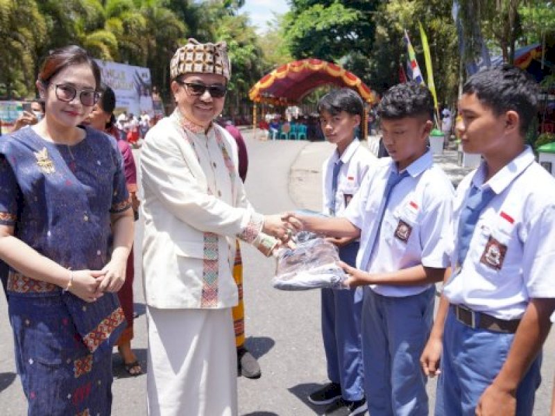 Pemprov Sulsel Serahkan Bantuan Paket Olahan Makanan Ikan kepada Warga Tana Toraja