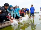 Pj Ketua PKK Sulsel Ninuk Zudan Tebar 10 Ribu Benih Ikan Nila dan Mas di Danau Mawang